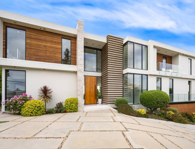 A Contemporary house with outdoor view and stylish patio furniture